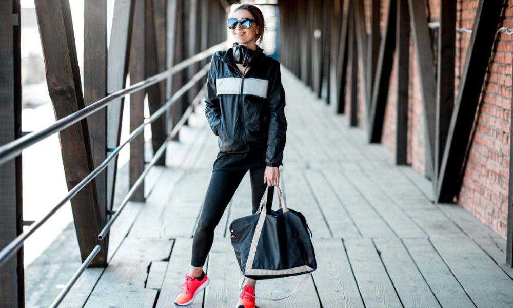 fille avec sac équitation